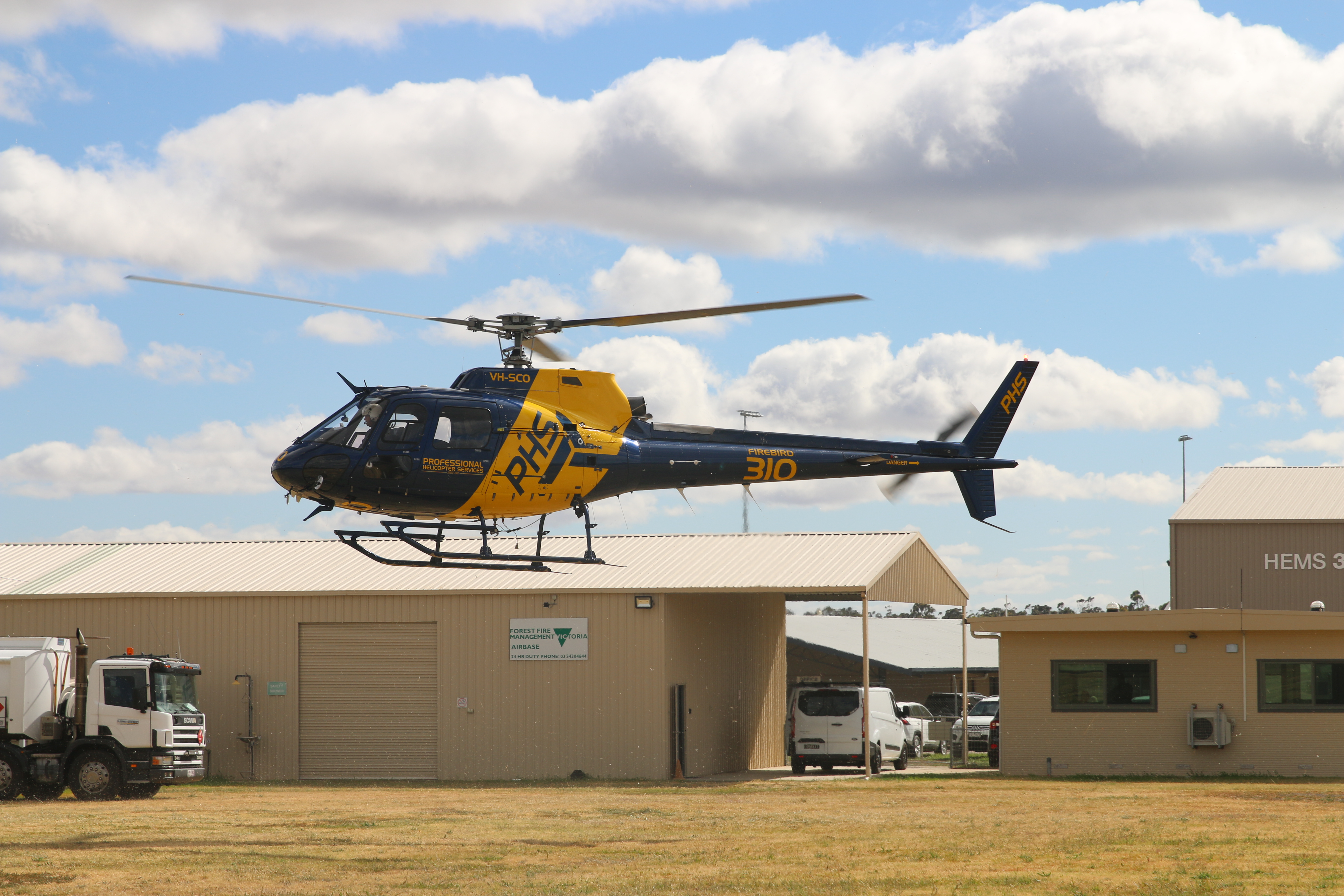 Firefighting helicopters arrive in Bendigo
