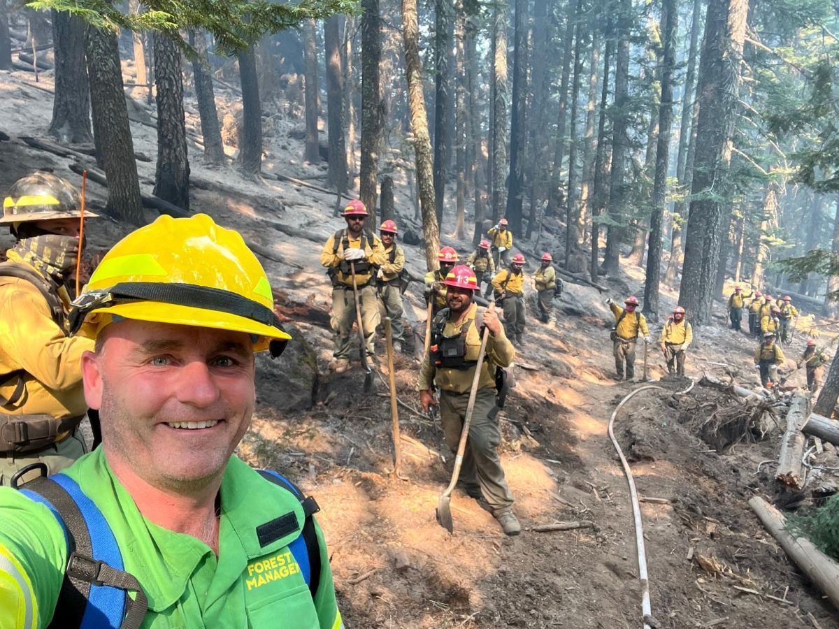 FFMVic firefighters taking a selfie with US crew